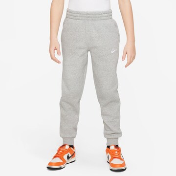 Nike Sportswear - Tapered Calças 'Club' em cinzento: frente