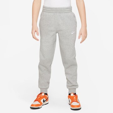 Nike Sportswear Tapered Broek 'Club' in Grijs: voorkant