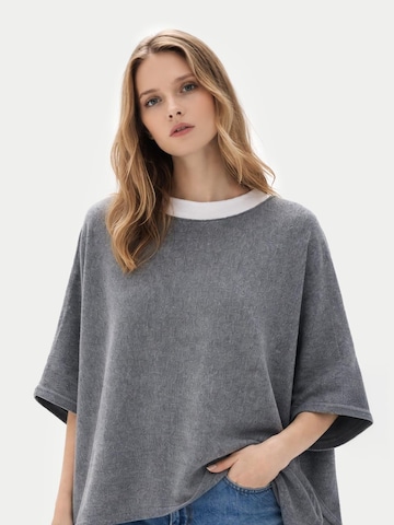 GOBI Cashmere Sweater 'Women's Boat-Neck Cashmere Poncho' in Grey: front