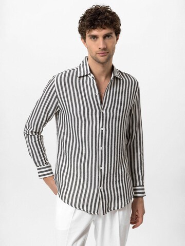 Coupe regular Chemise Antioch en noir : devant