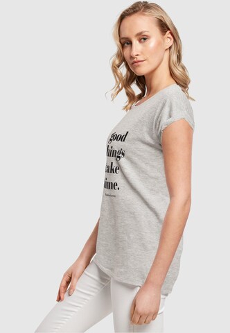 Merchcode T-Shirt 'Good Things Take Time' in Grau