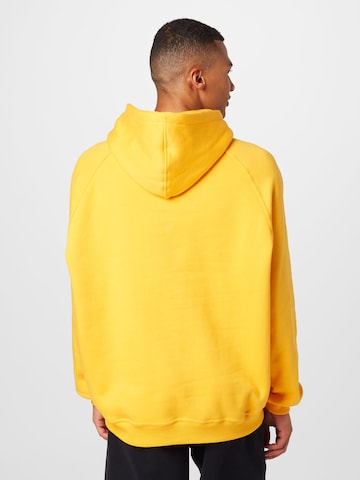 Urban Classics - Sweatshirt em amarelo