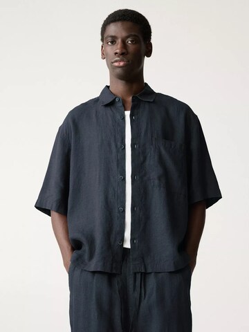 Pull&Bear Comfort Fit Košeľa - Modrá: predná strana