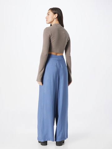ABOUT YOU Široke hlačnice Hlače z naborki 'Lilyan' | modra barva
