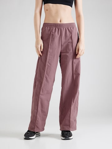 Wide leg Pantaloni cu dungă de la Nike Sportswear pe maro: față