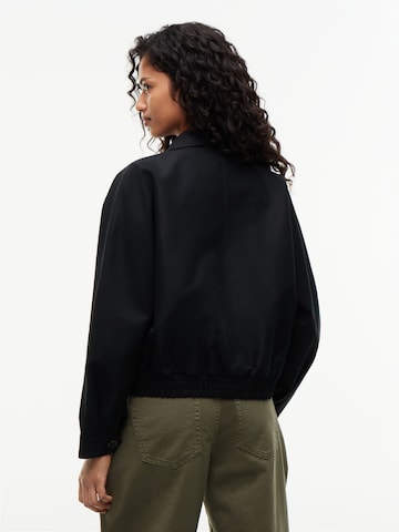 juoda Tommy Jeans Demisezoninė striukė