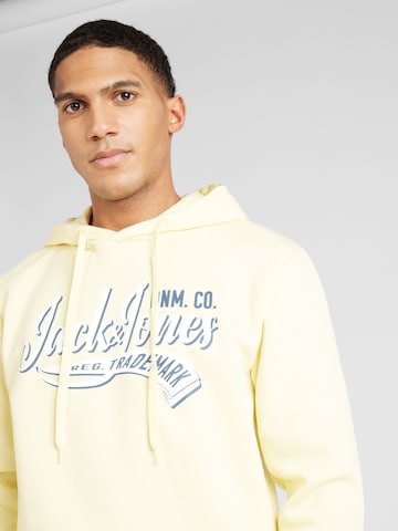 JACK & JONES Sweatshirt in Geel