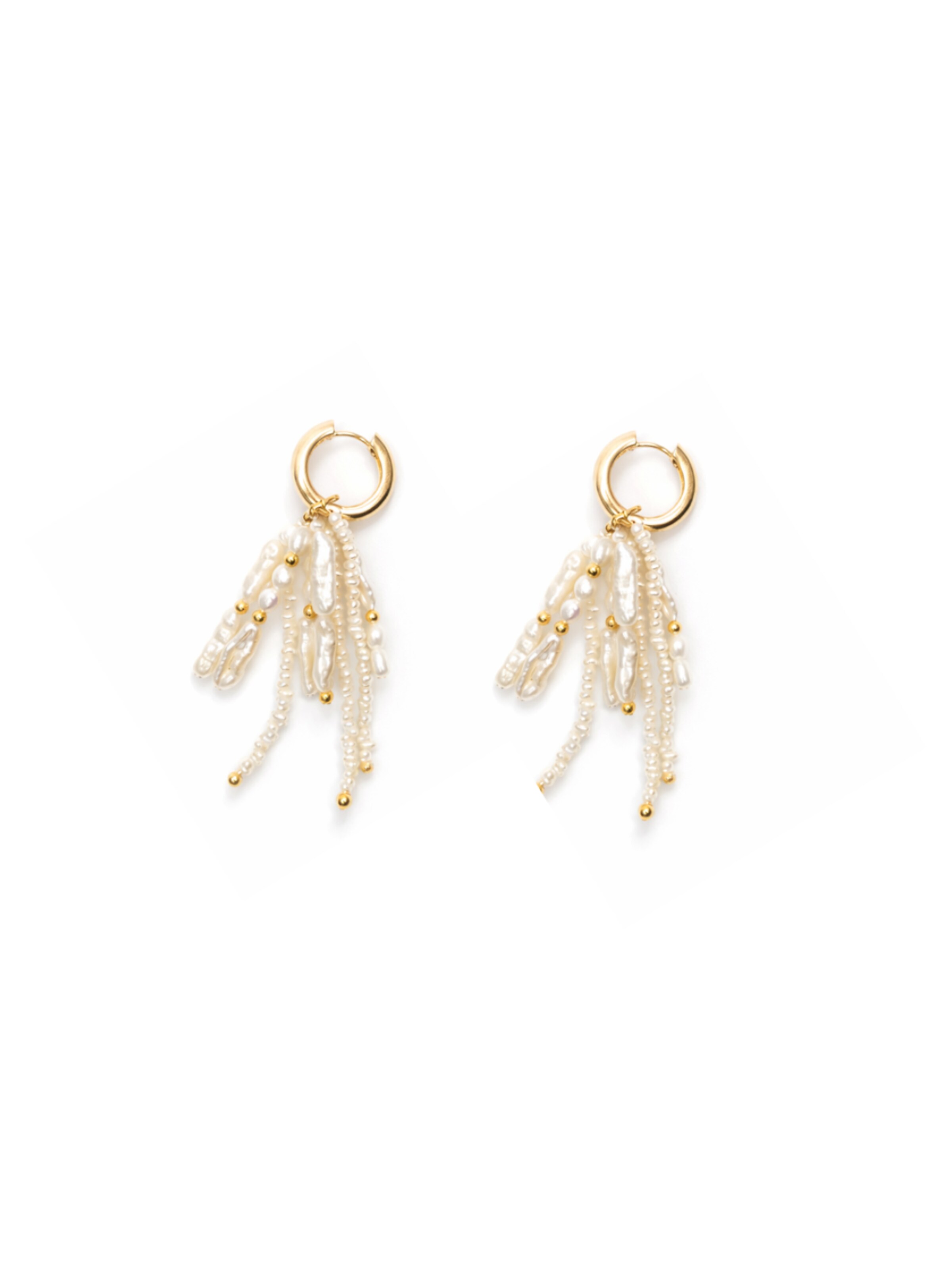 LA MAISON GISEL B. Boucles d'oreilles 'Willow' en blanc perle, Vue avec produit