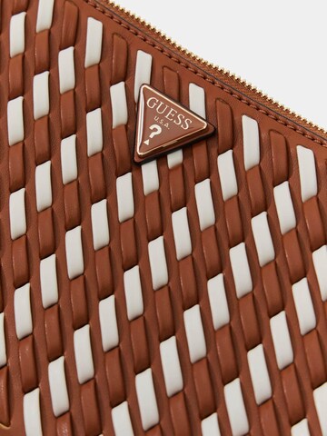 GUESS Schultertasche 'Kora' in Braun