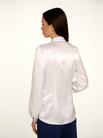 Anushka - Camiseta en blanco
