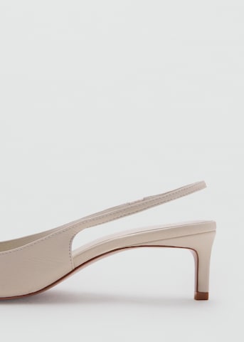 Décolleté sling 'AURA' di MANGO in beige