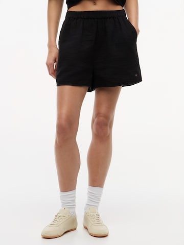 Tommy Jeans Свободный крой Штаны в Черный: спереди