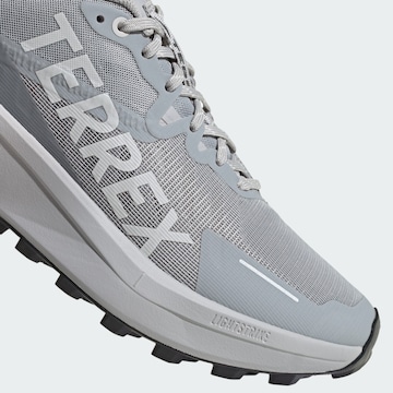 Scarpa da corsa 'Agravic 3' di ADIDAS TERREX in grigio