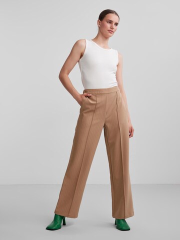 Loosefit Pantaloni 'PCBOZZY' di PIECES in marrone