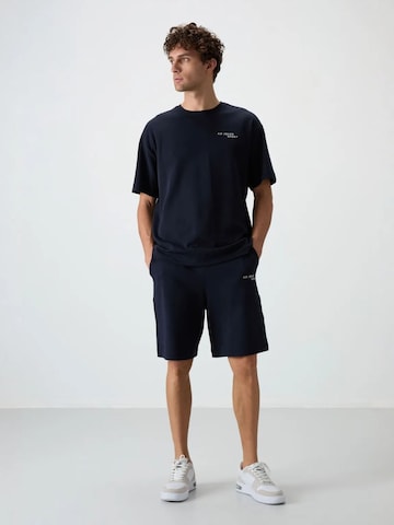 Completo sportivo di Tommy Life in blu: frontale