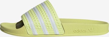 ADIDAS ORIGINALS Plätu 'Adilette', värv kollane: eest vaates