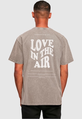 Merchcode T-Shirt 'Love In The Air' in Grau: Vorderseite