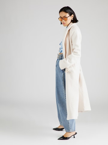 Manteau mi-saison 'Naomi' Hoermanseder x About You en blanc