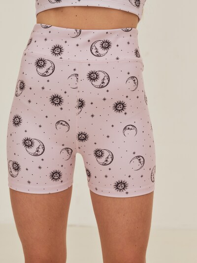 ABOUT YOU x Sofia Tsakiridou Shorts 'Emma' in lila / schwarz, Modelansicht