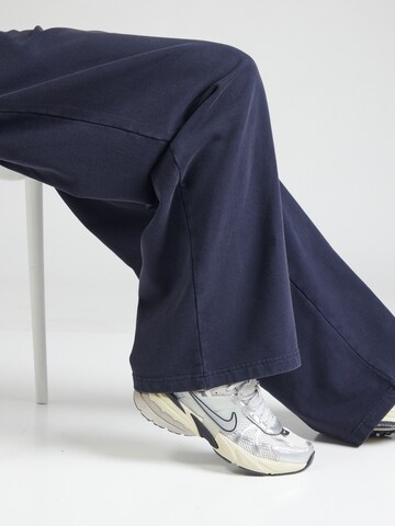 Wide leg Pantaloni di WEEKDAY in blu