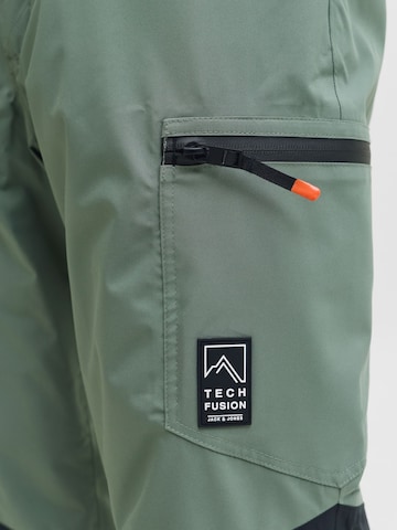 regular Pantaloni per outdoor 'JJAW25' di JACK & JONES in verde