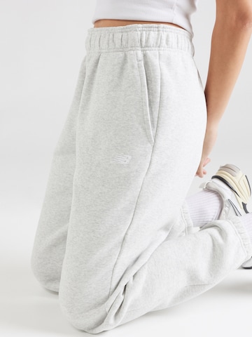 Tapered Pantaloni 'Essentials' di new balance in grigio