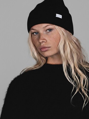 Lou-i Beanie in Black: front