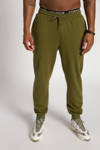 STHUGE Regular Cargo Pants in Green: front