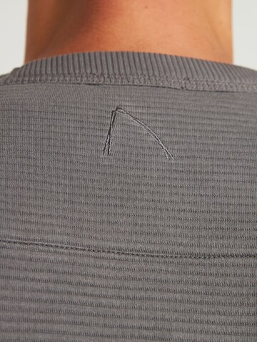CHASIN' Pullover 'Bullet' in Grau