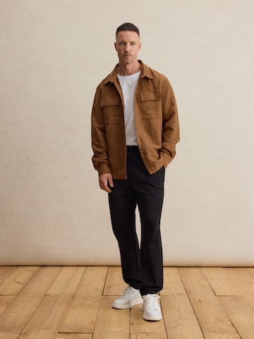 DAN FOX APPAREL Средняя посадка Рубашка 'Maik' в Коричневый
