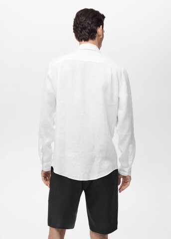 Coupe regular Chemise 'Parrot' MANGO MAN en blanc