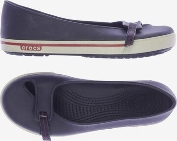 Crocs Flats & Loafers in 38 in Blue: front