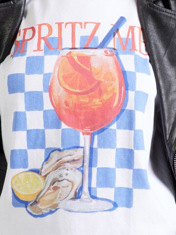 Abercrombie & Fitch Koszulka 'SPRITZ ME' w kolorze biały