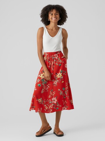 Vero Moda Petite - Saia 'EASY' em vermelho