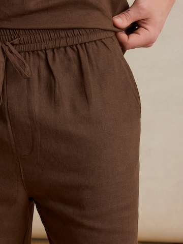 DAN FOX APPAREL Szabványos Nadrág 'Maddox' - barna