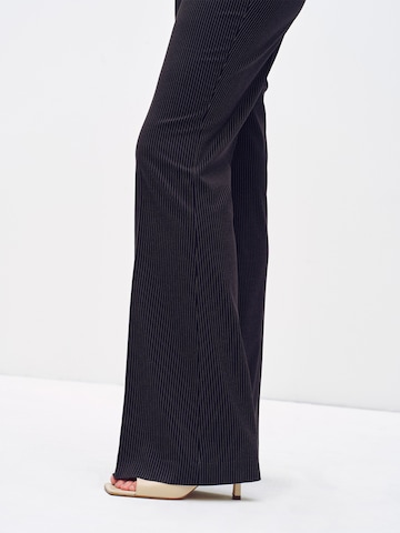 ABOUT YOU x Toni Garrn Flared Pleated Pants 'Elonie' in Black