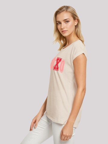 T-shirt 'Xoxo Varsity College Style Valentinstag' F4NT4STIC en beige