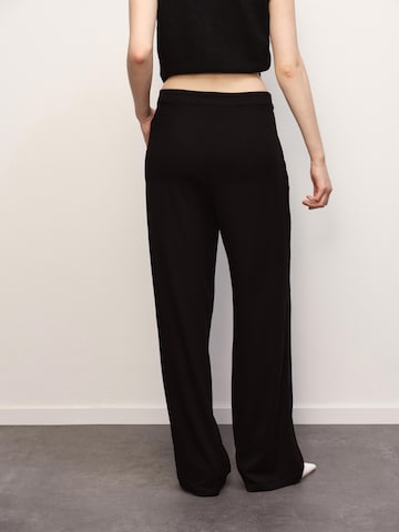 RÆRE by Lorena Rae Regularen Hlače z naborki 'Brenda' | črna barva