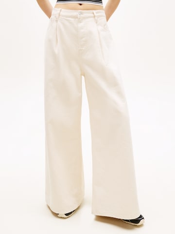 Tommy Jeans Baggy Bandplooi jeans in Wit: voorkant