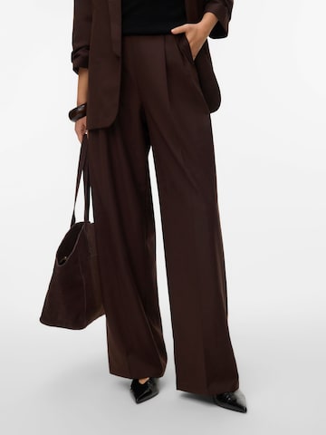 Wide leg Pantaloni con pieghe 'VMHailey' di VERO MODA in marrone: frontale
