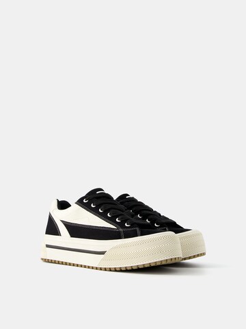 Sneaker low de la Bershka pe negru