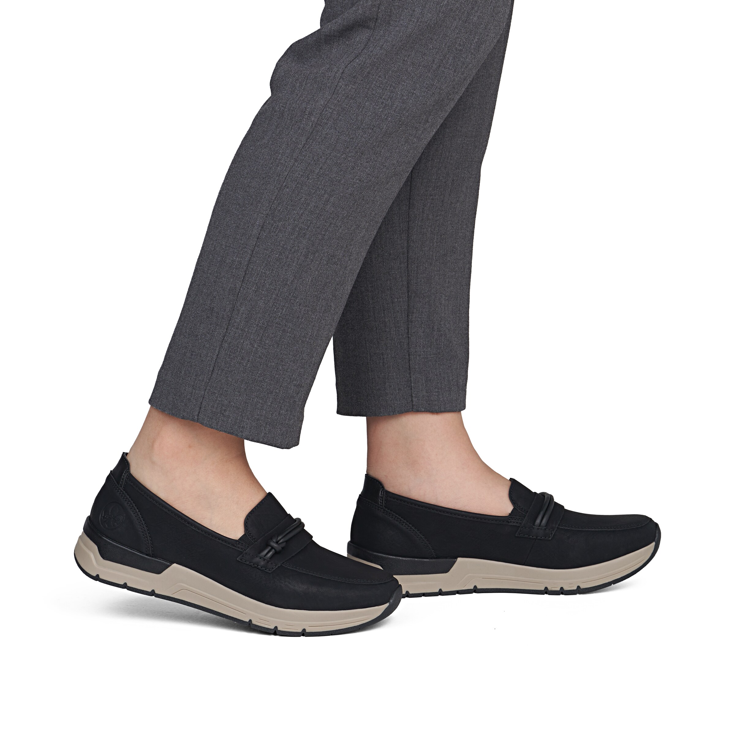 Chaussure basse Rieker en noir : devant