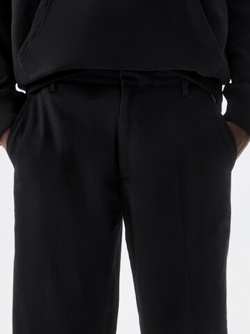 Pull&Bear Regularen Chino hlače | črna barva