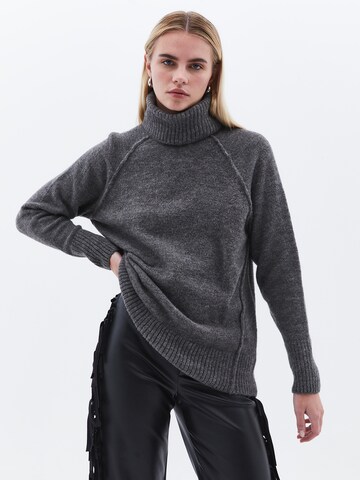 Pullover di OXXO in grigio: frontale