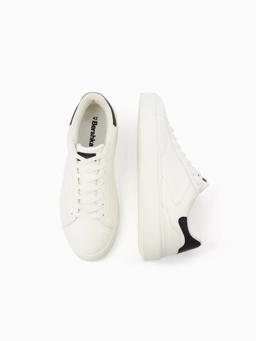 Bershka Sneaker in Weiß