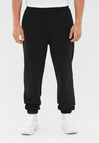 Johnny Urban Tapered Housut 'Owen' värissä musta