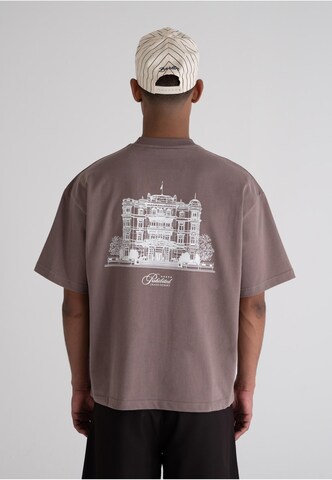 T-Shirt 'Grand Resort' Prohibited en gris : devant