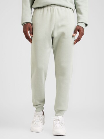 Tapered Pantaloni 'CLUB FLEECE' de la Nike Sportswear pe verde: față