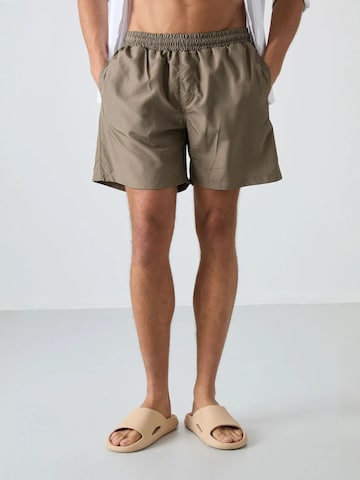 Tommy Life Regular Broek in Bruin