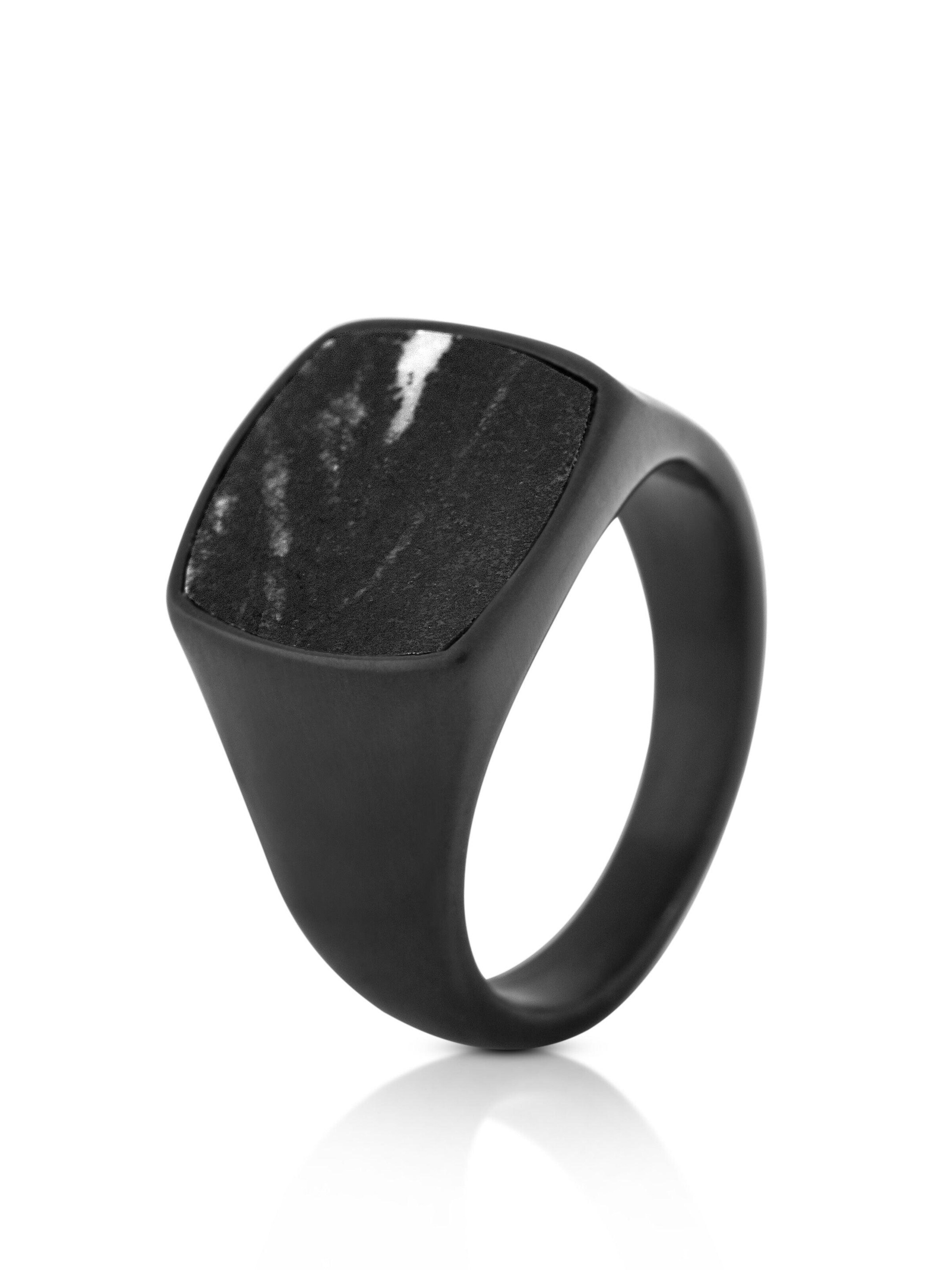 Akitsune Ring 'Opul' in Black: front